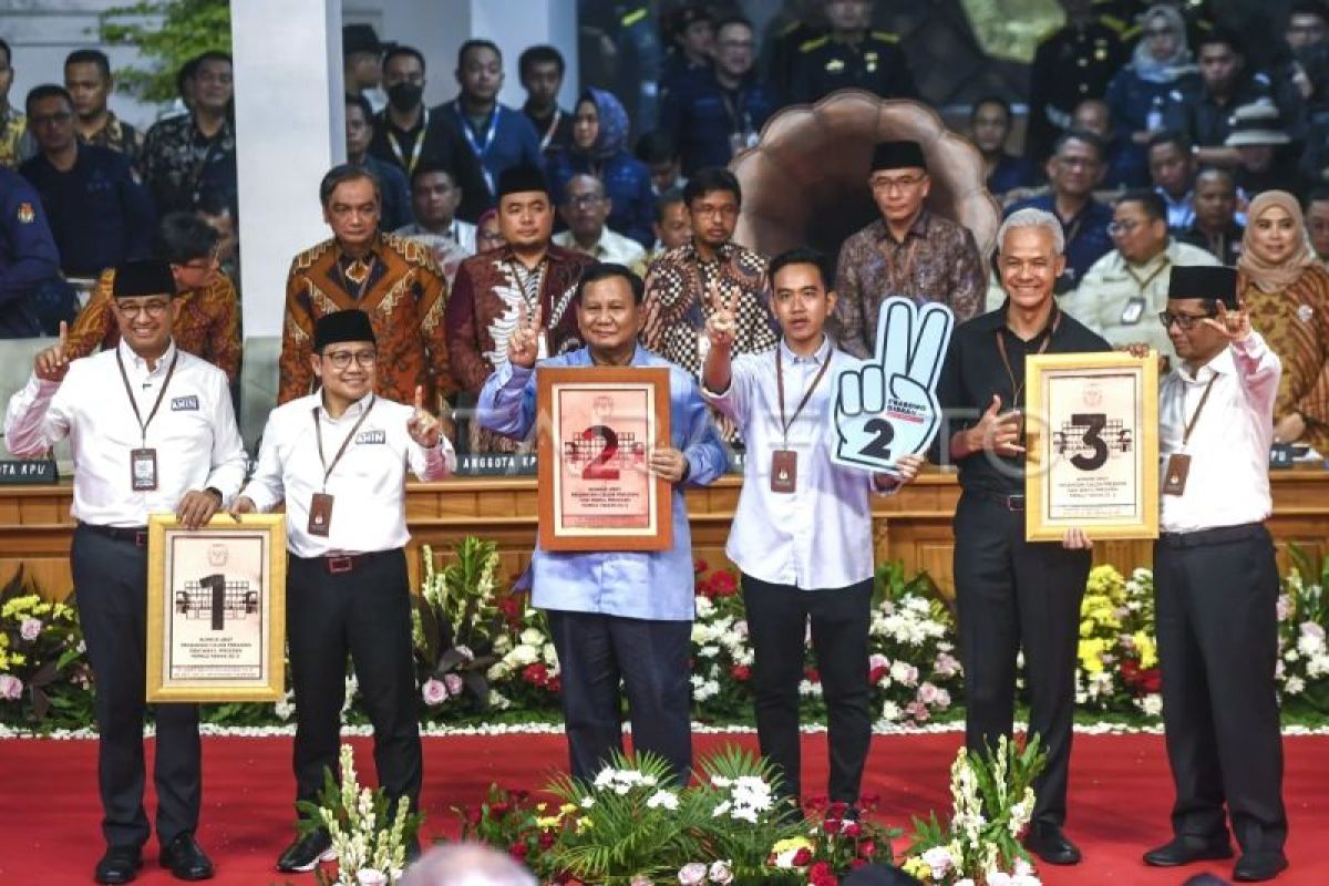 Jaket "Top Gan" hingga kemeja formal dari tiga Capres warnai debat ketiga