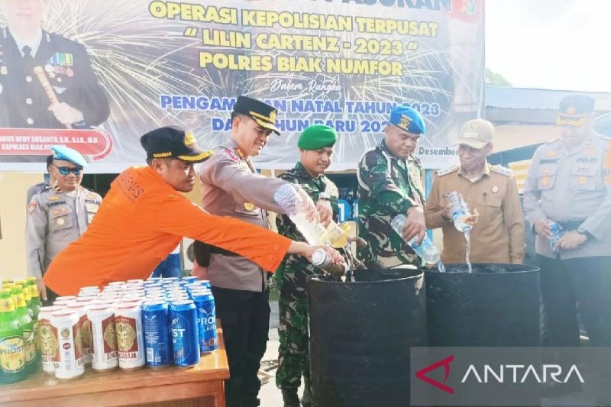 Polres Biak musnahkan minuman beralkohol cap tikus dan knalpot rasing