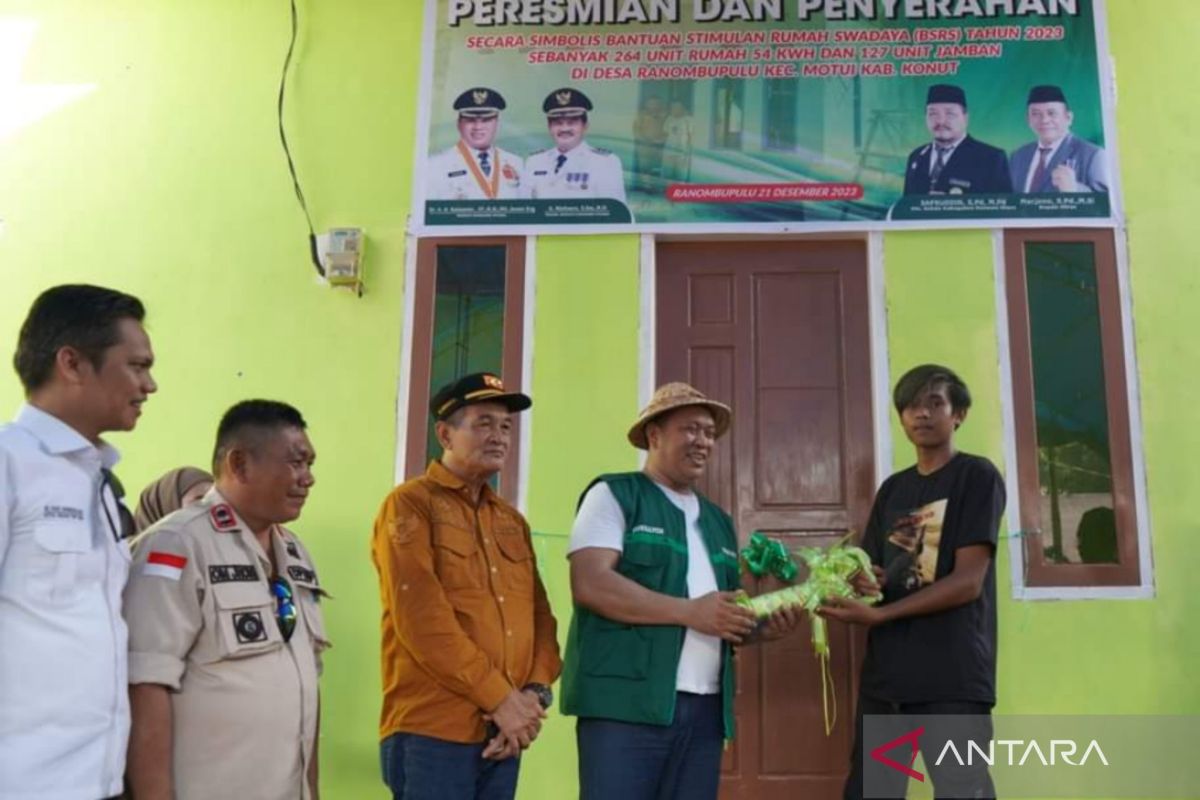 Bupati Konut serahkan BSRS untuk tuntaskan kemiskinan ekstrim