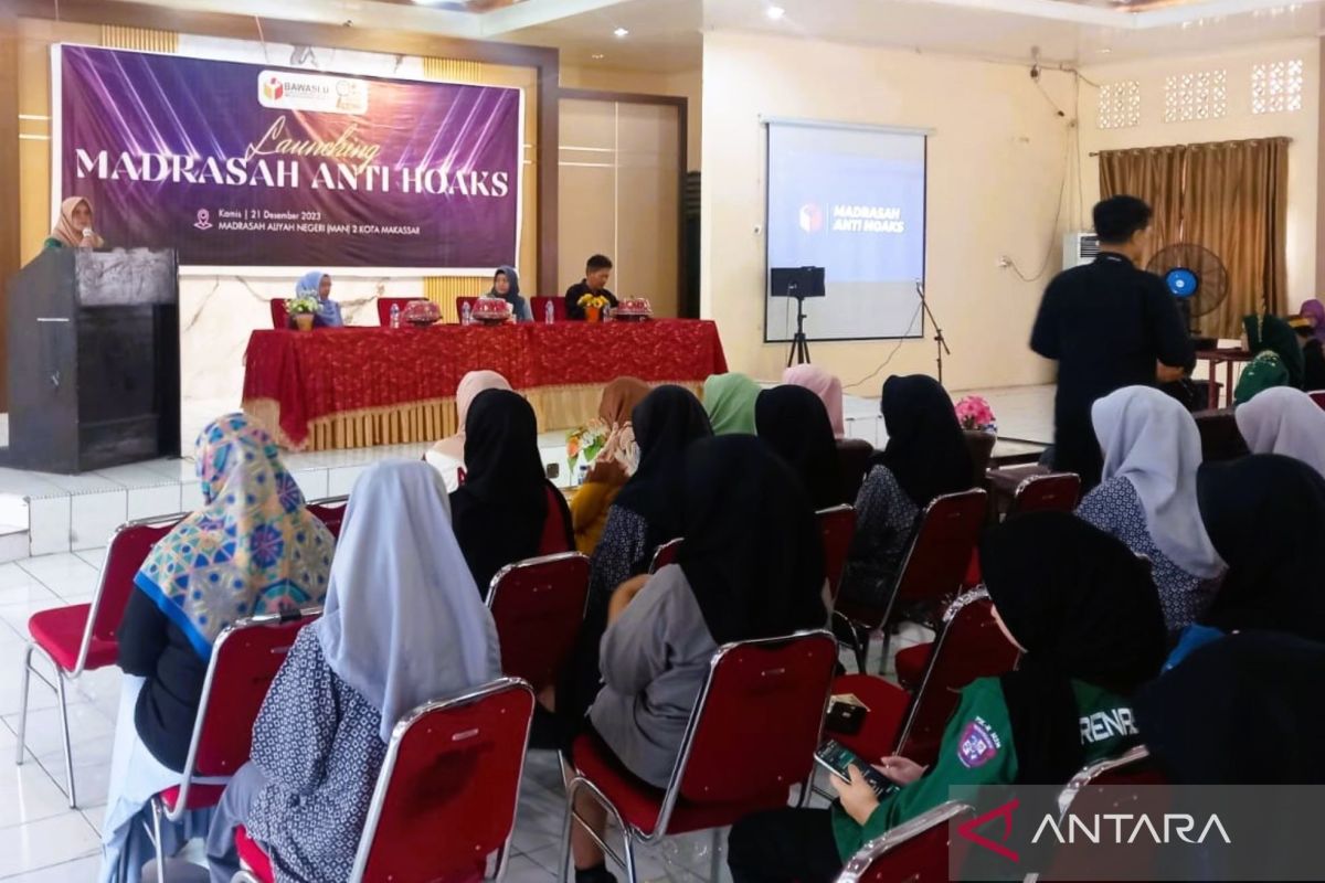 Bawaslu Sulsel meluncurkan "Madrasah Anti Hoaks"