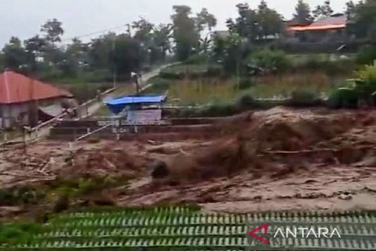 Banjir bandang dan longsor landa Solok Sumatera Barat, sejumlah jembatan rusak