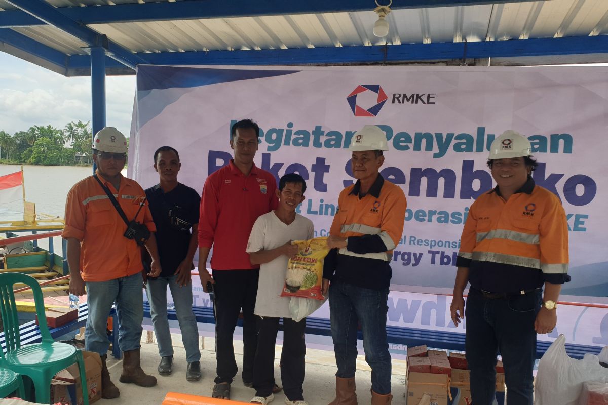 PT RMK Energi bantu paket kebutuhan pokok di Palembang