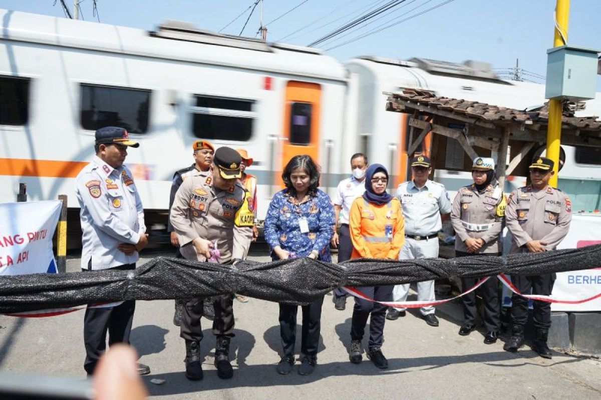 Kediri Jatim membangun palang pintu pelintasan kereta api