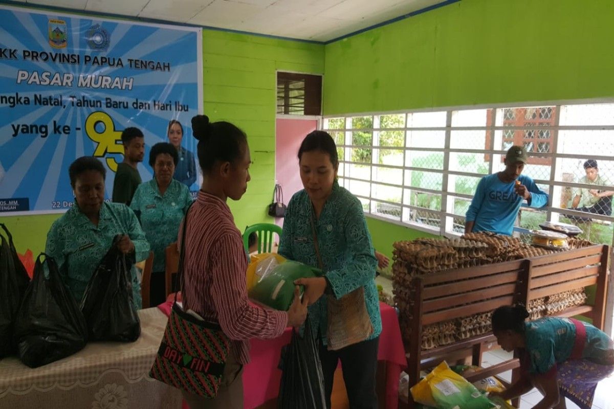 TP PKK Papua Tengah gelar pasar murah merayakan Hari Ibu