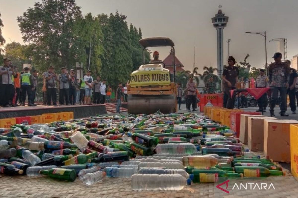 Polres  Kudus musnahkan 1.864 botol minuman keras