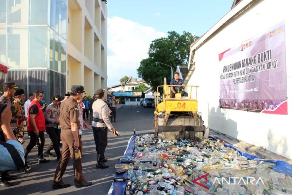 Ribuan liter minuman beralkohol dimusnahkan