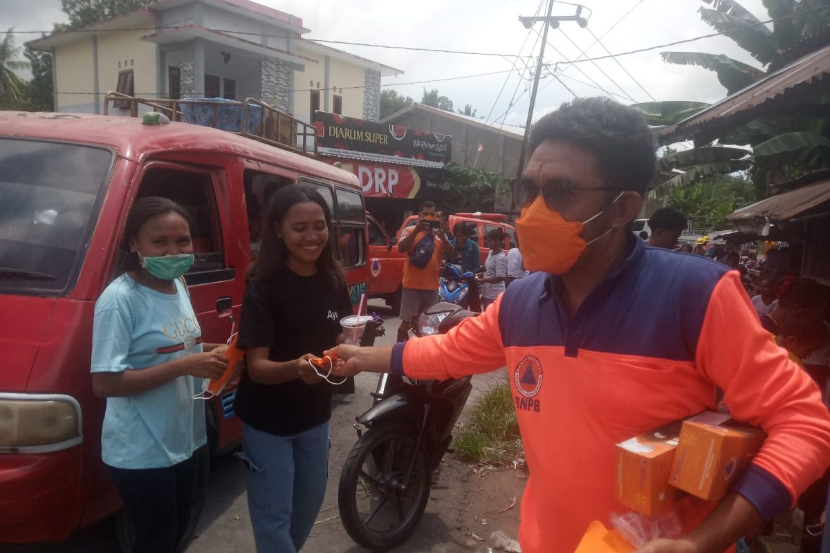 BPBD Flotim bagikan masker paacaerupsi gunung Lewotobi Laki-laki