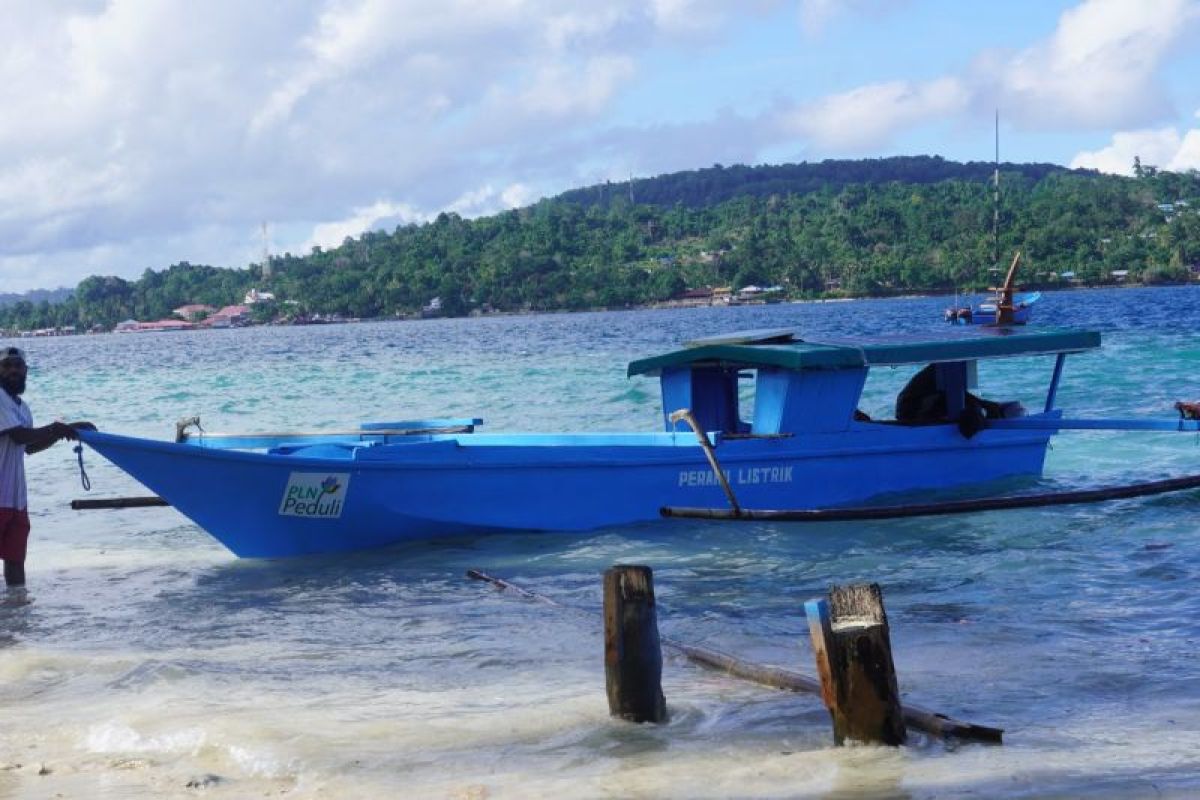 PLN membantu nelayan Pulau Mansinam mesin perahu listrik