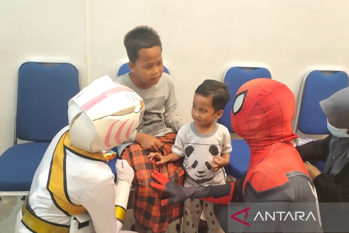 Tokoh  superhero temani puluhan anak ikuti khitan massal di Solo