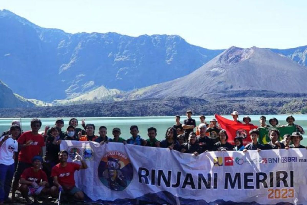 Jaga kelestarian, Balai TNGR bersihkan sampah di kawasan Gunung Rinjani