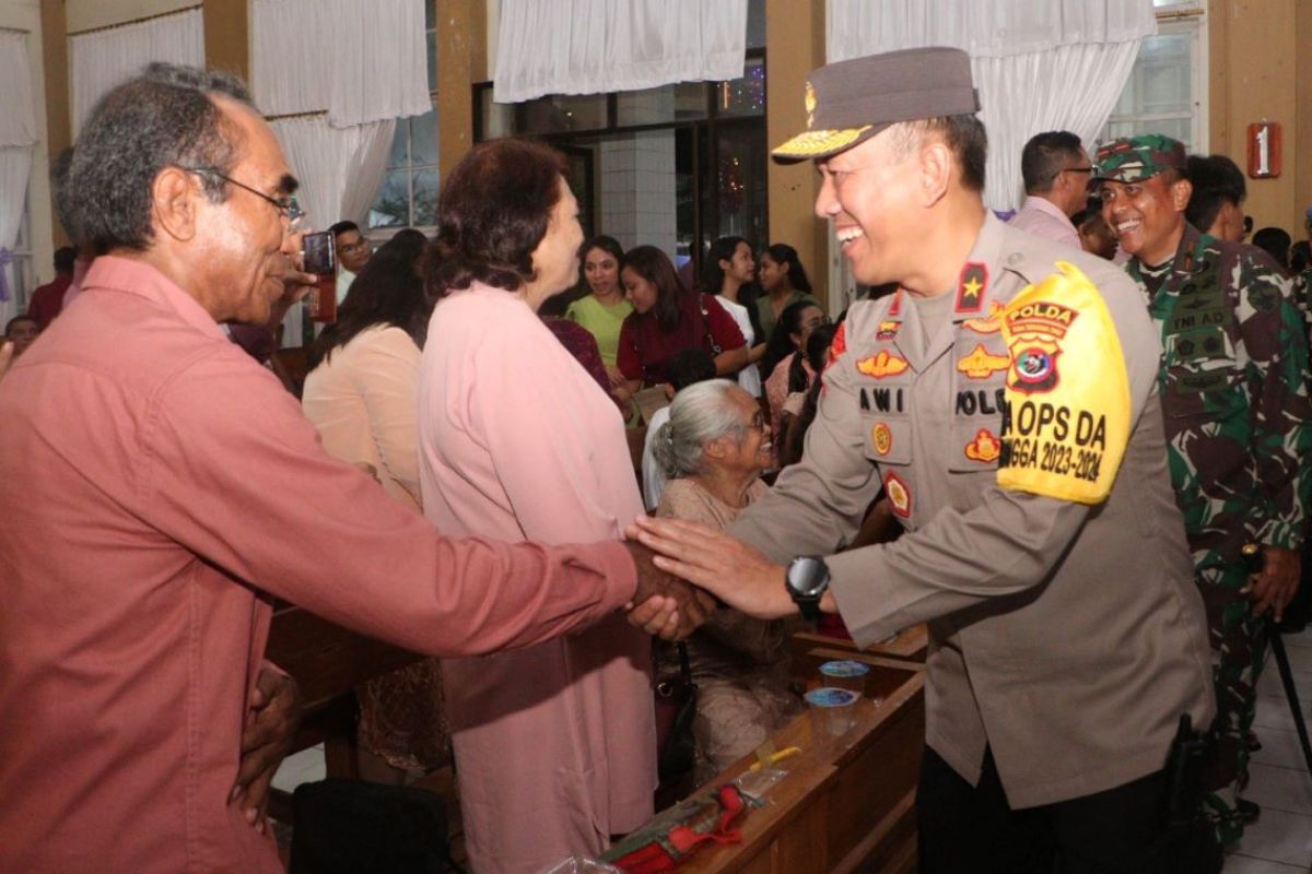 Ribuan umat Katolik mengikuti perayaan misa Malam Natal di Gereja Katedral Santa Mari Belu