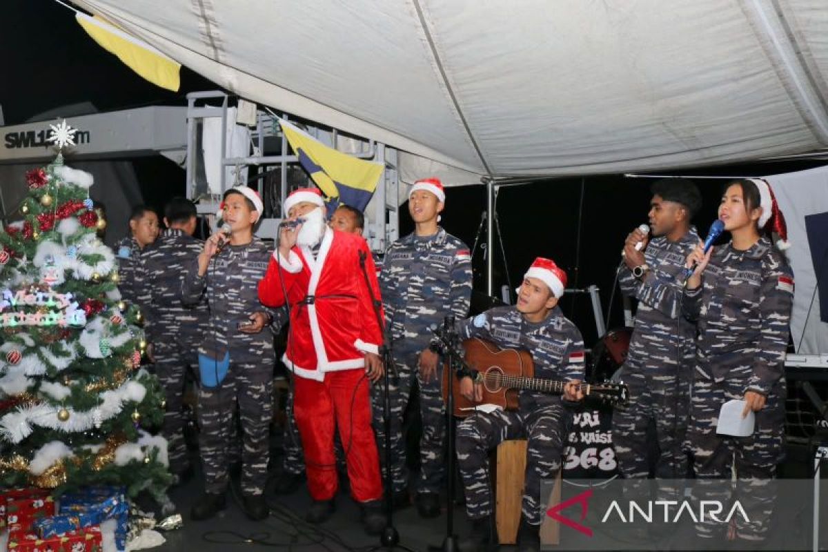 Merayakan Natal di KRI Frans Kaisiepo