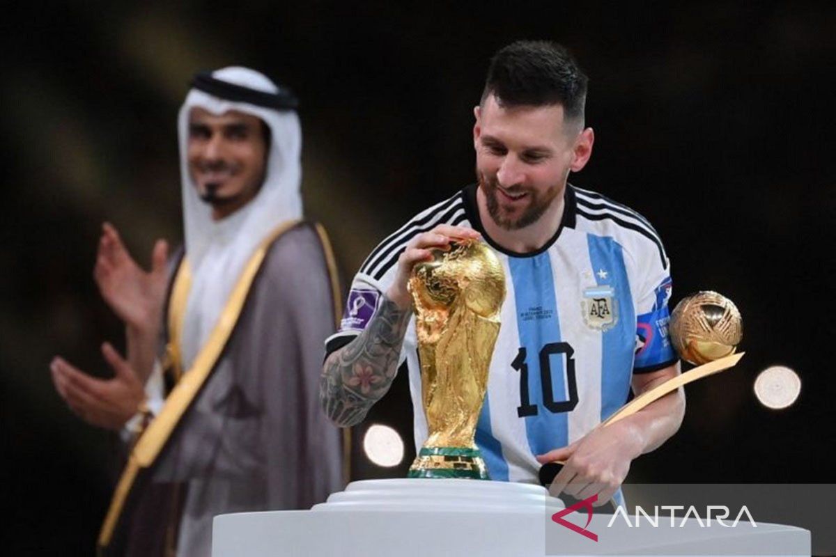 Messi bagi kisah hingga menangi Piala Dunia di Captains of the World