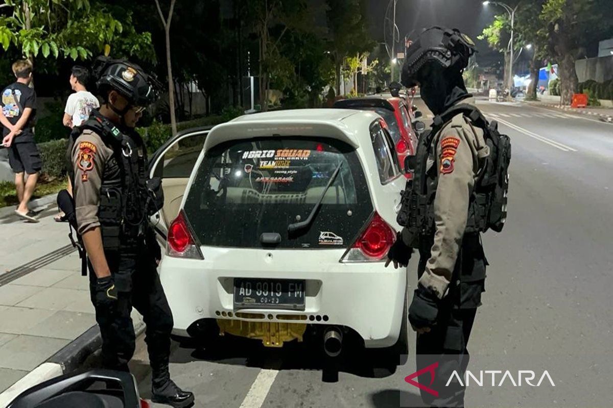 Delapan mobil knalpot brong dan minuman alkohol diamankan polisi