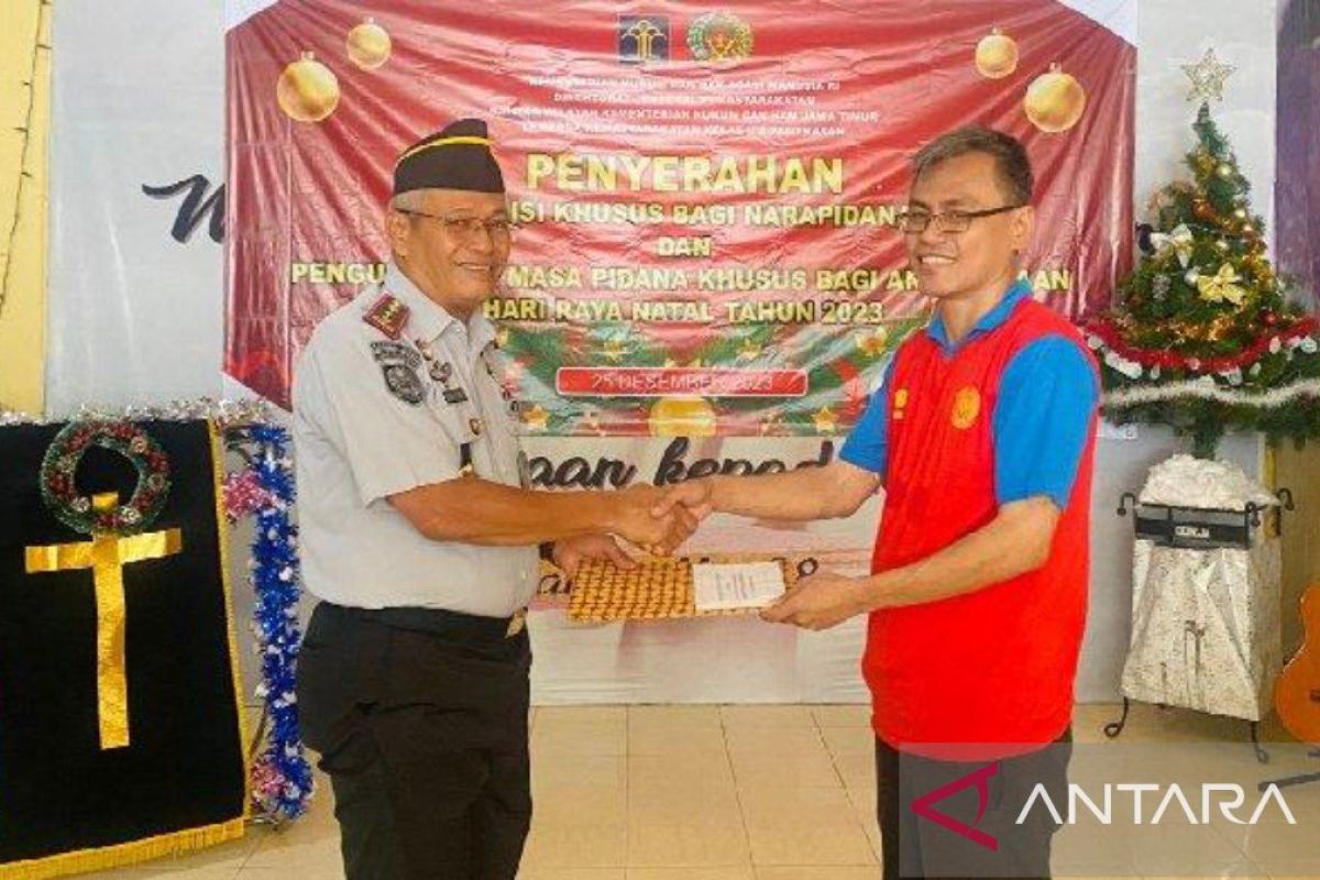 Sebanyak 12 narapidana Lapas Klas IIA Pamekasan terima remisi Natal