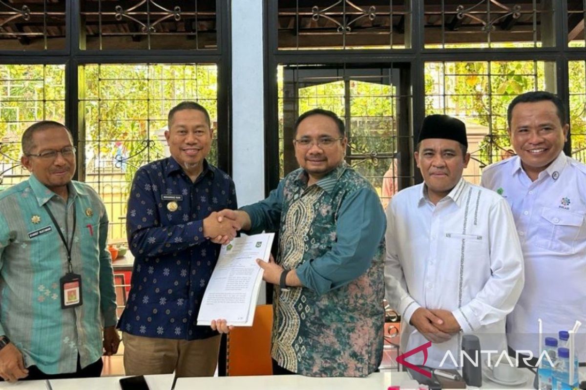 Pj Wali Kota Bima menyerahkan hibah lahan IAIN ke Menag Yaqut