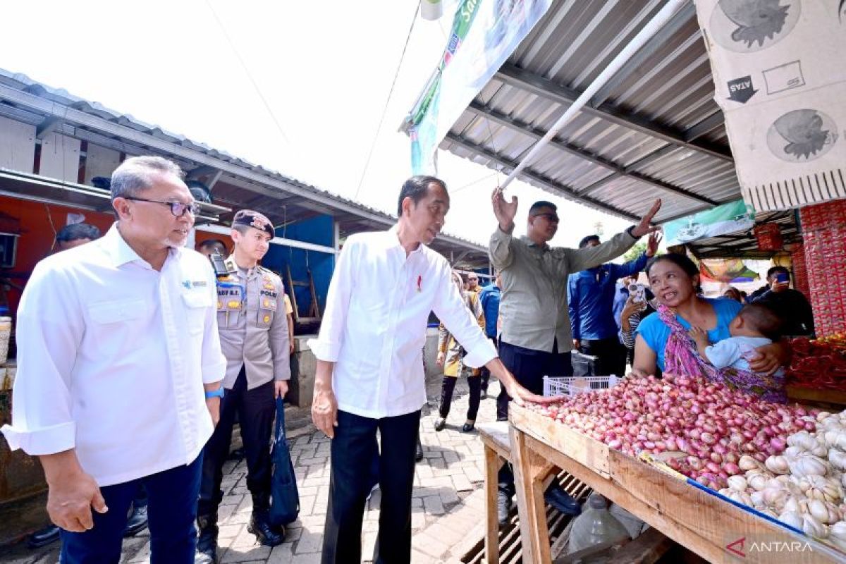 Presiden Jokowi  tinjau harga kebutuhan pokok di Pasar Rogojampi Banyuwangi