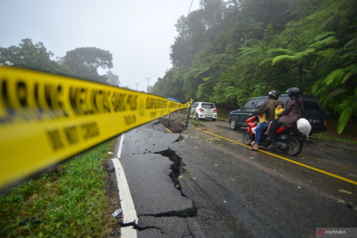 Jalan lintas Riau-Sumbar sudah bisa dilalui