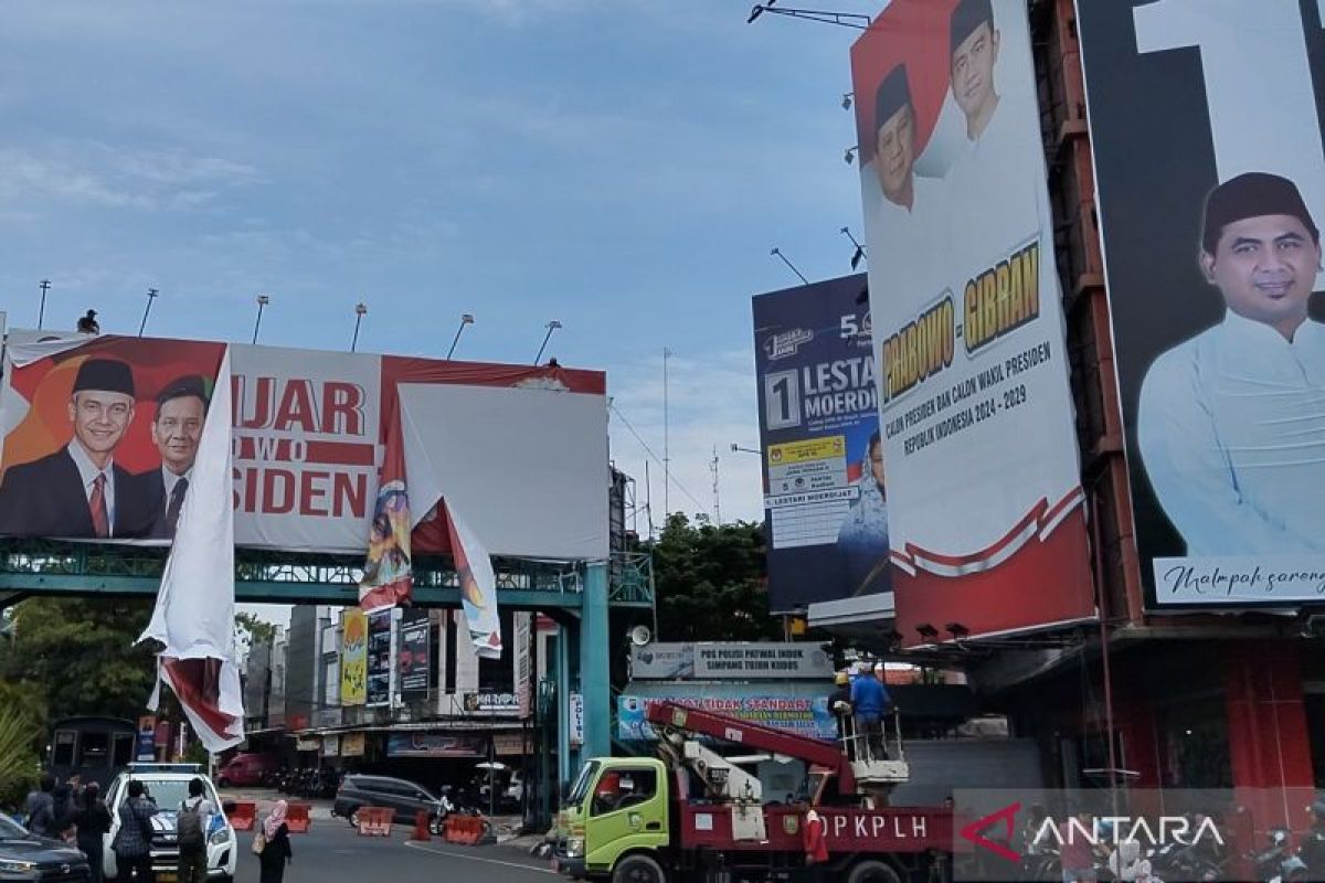 Tim  gabungan tertibkan APK capres-cawapres di Alun-alun Kudus