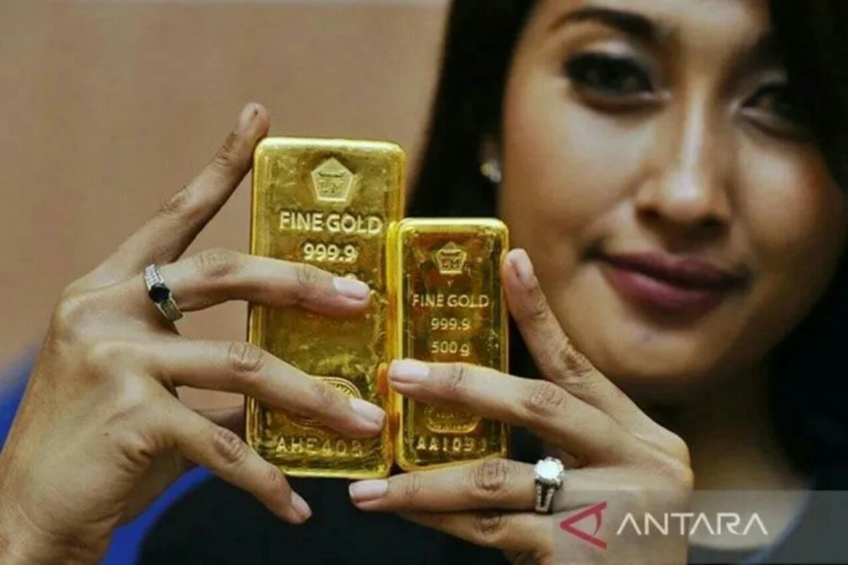 Harga emas batangan Antam hari ini naik Rp5.000 jadi Rp1,137 juta per gram