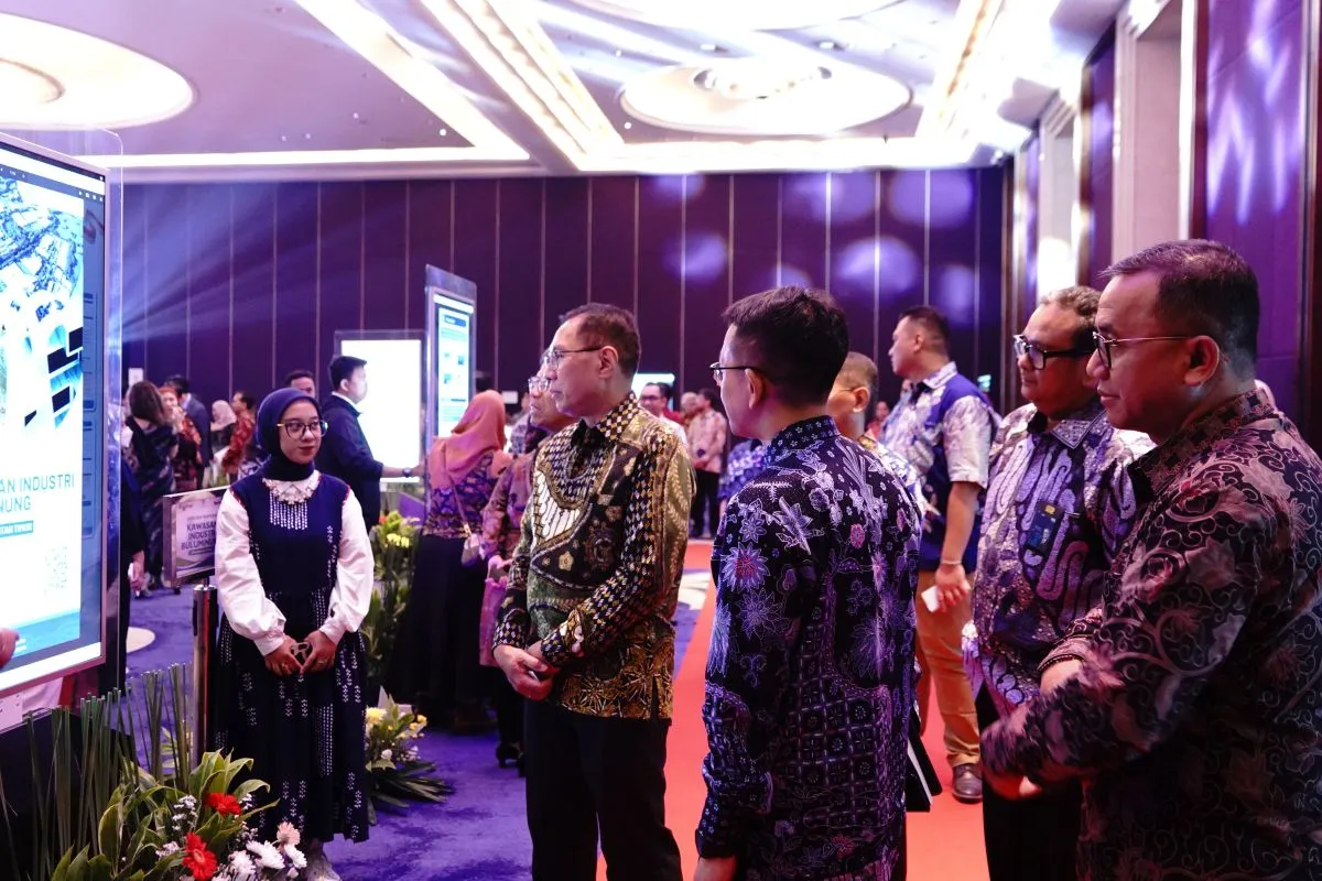 Sekretaris Kementerian/Sekretaris Utama Kementerian Investasi/BKPM Ikmal Lukman (kedua kiri) melihat salah satu proyek investasi dalam Peta Peluang Investasi (PPI) yang siap ditawarkan ke investor dalam acara peluncuran Peta Peluang Investasi di Jakarta, Kamis (28/12/2023). ANTARA/HO-Kementerian Investasi/BKPM
