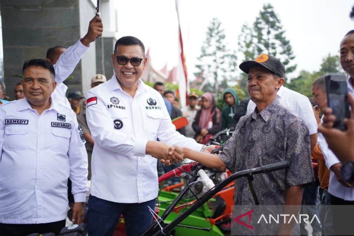 Bupati Solok serahkan bantuan 177 alsintan untuk kelompok tani