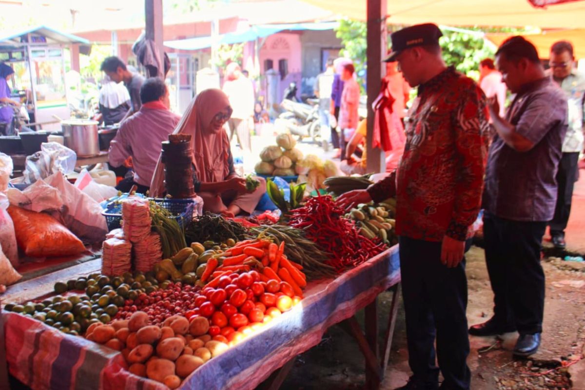 Tinjau Pasar Kumpulan, Bupati Sabar AS : stabilkan harga bahan pokok, Jika perlu lakukan ontervensi pasar