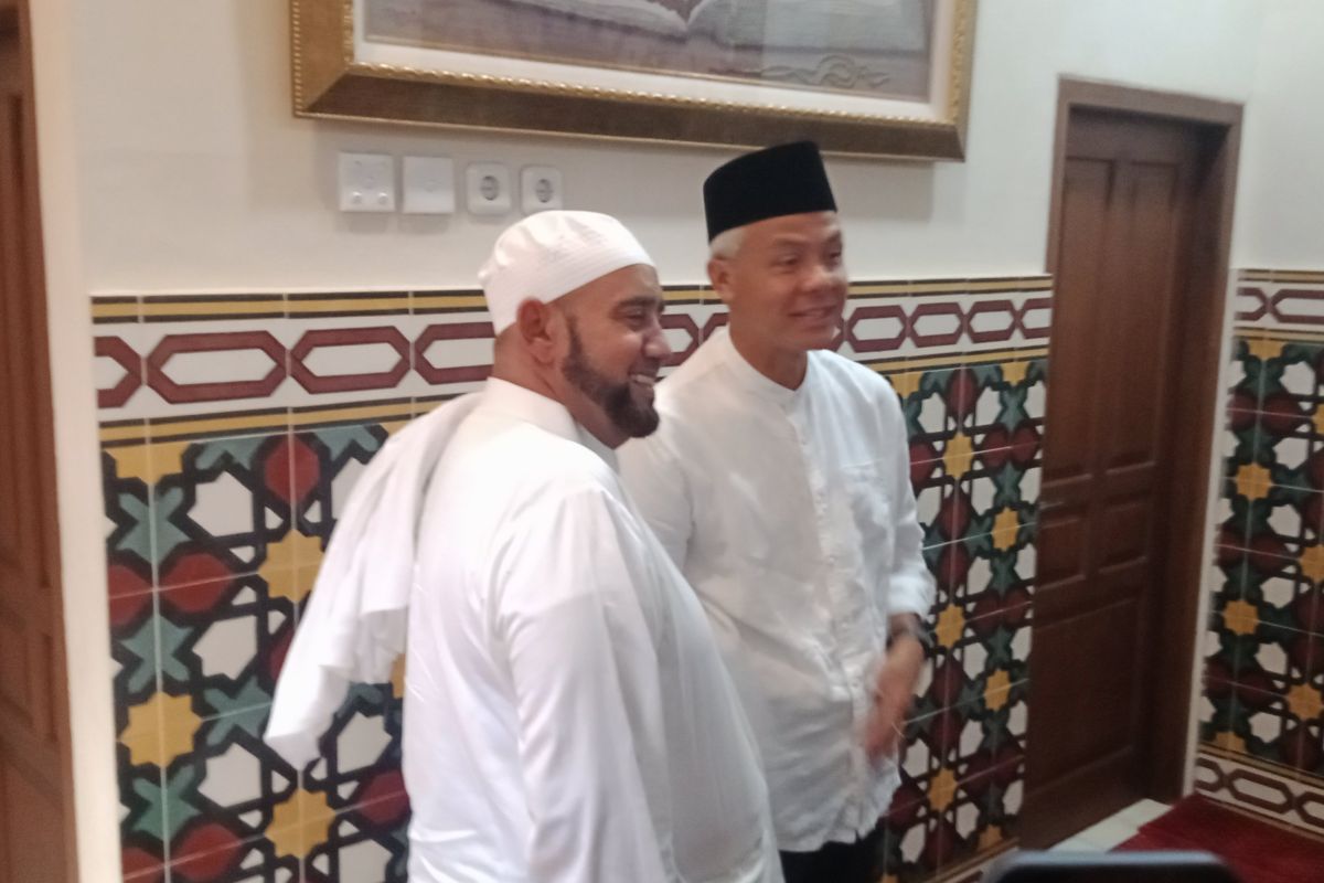 Ganjar Pranowo bersilaturahmi dengan Habib Syech