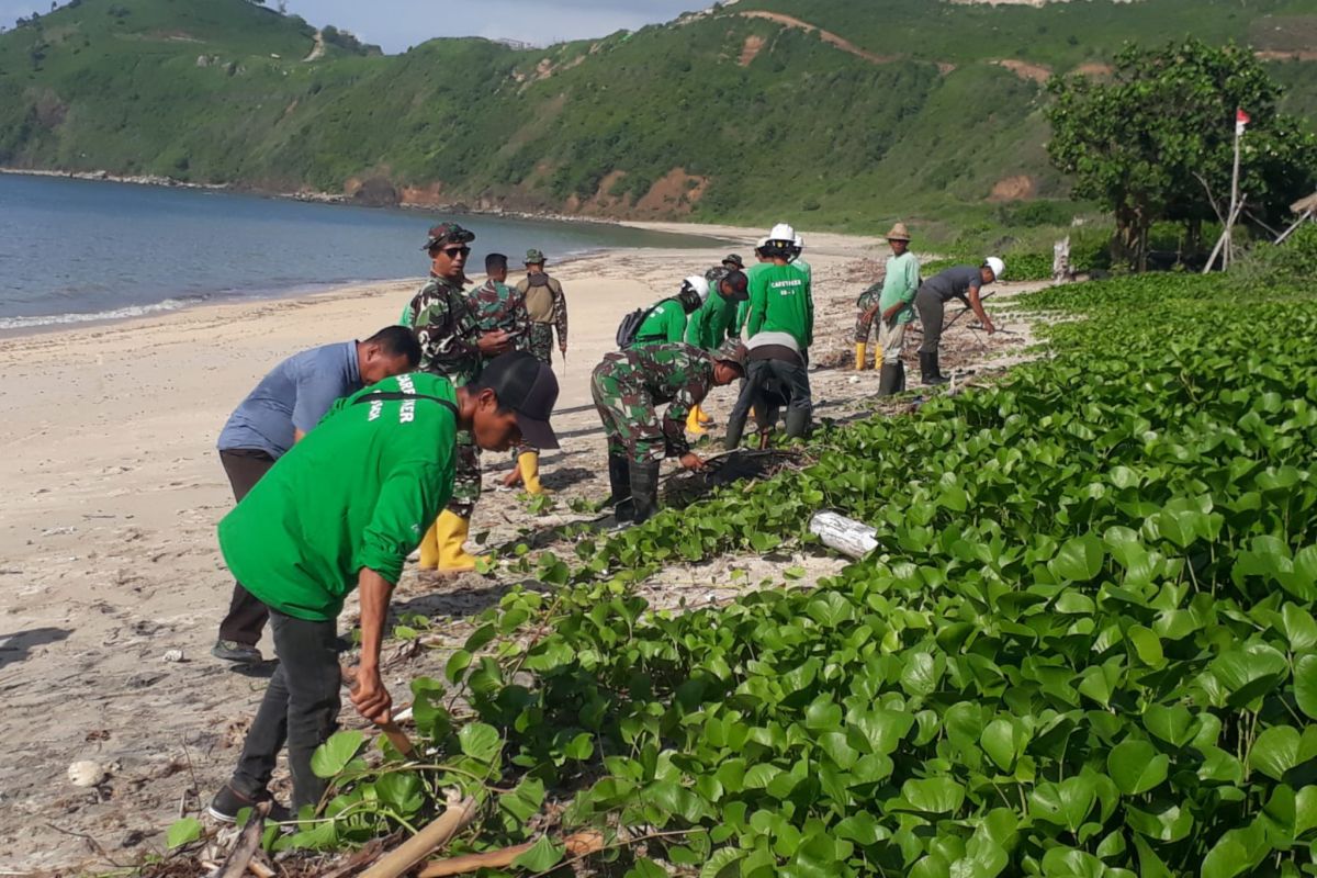 Jelang tahun baru, TNI bersihkan kawasan Pantai Torok Lombok Tengah