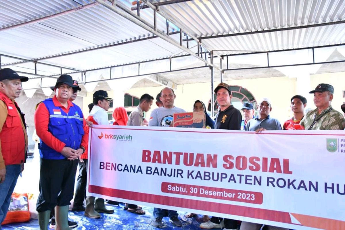 BRK Syariah serahkan bantuan kepada korban banjir di Rokan Hulu