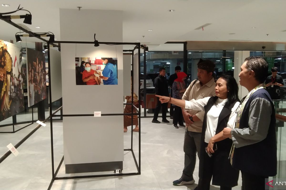 Menteri PPPA kunjungi pameran fotografi ANTARA di Bali