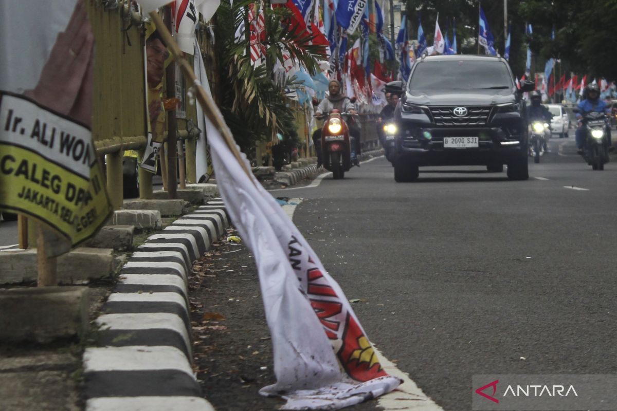 Bawaslu Jaksel mengecek APK bahayakan pengendara di kawasan Tebet