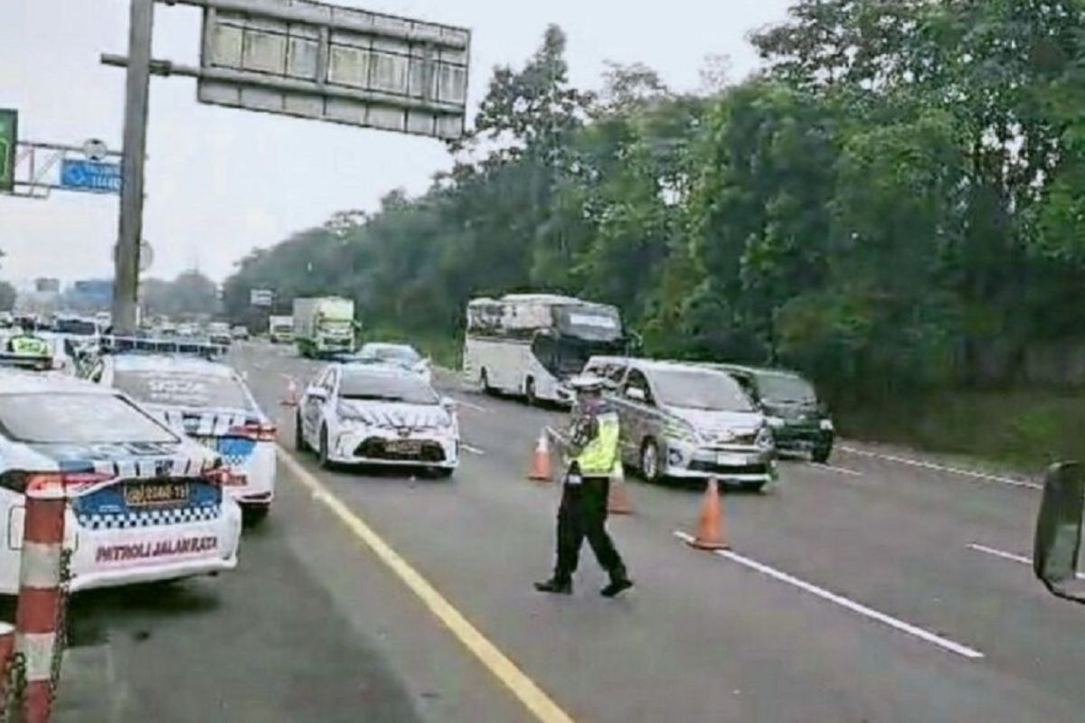 Contraflow di jalan Tol Jakarta-Cikampek dihentikan setelah lalu lintas lancar
