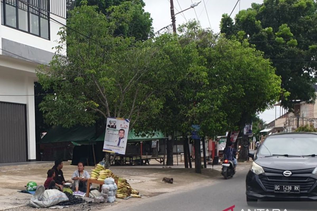 Pedagang jagung dan arang di Palembang naik omset