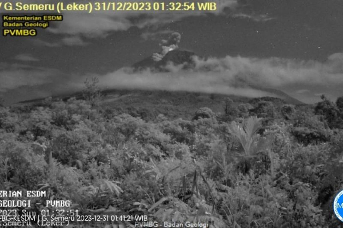 Gunung Semeru kembali erupsi dan lontarkan abu