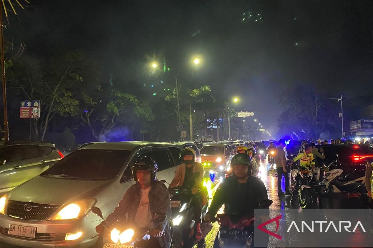 Kendaraan padat merayap di Pekanbaru jelang pergantian tahun baru