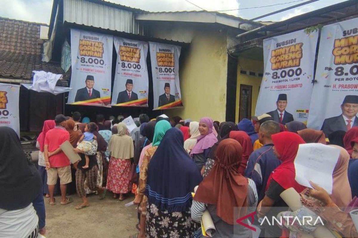 Warga serbu penjualan minyak goreng murah