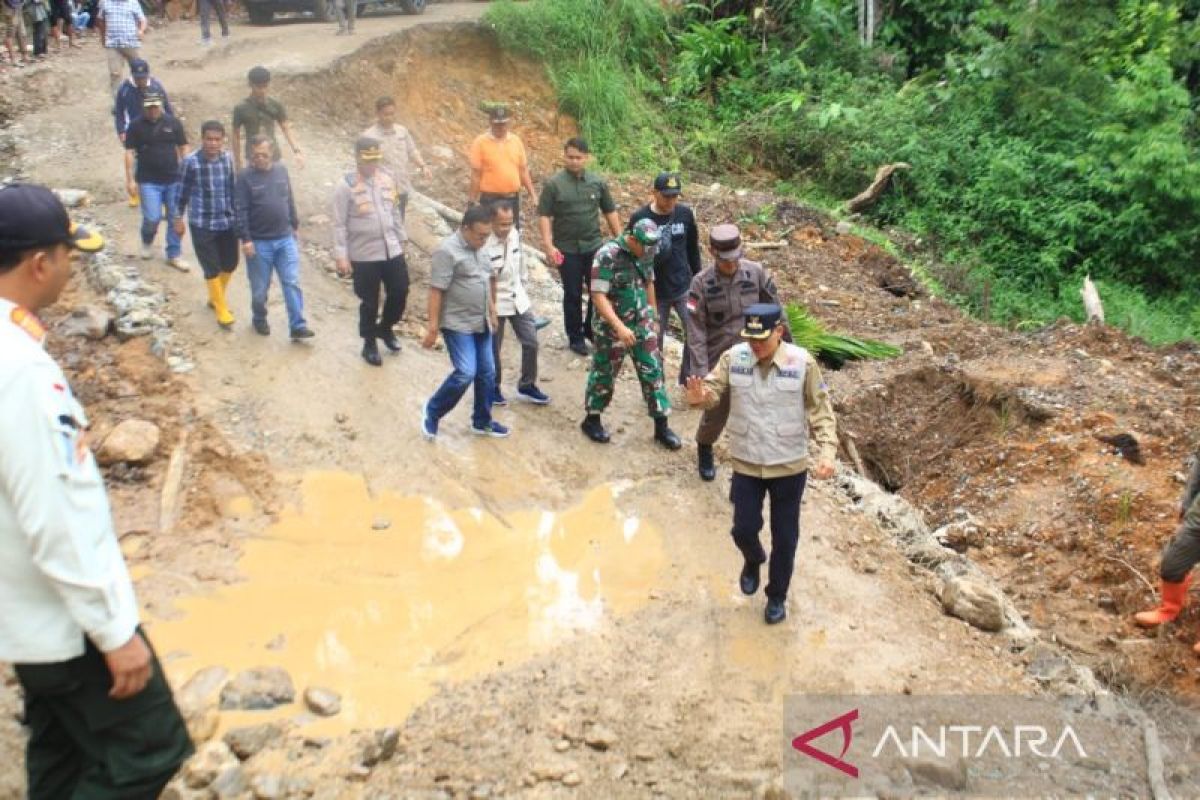 Bupati Sabar AS tinjau banjir dan tanah longsor di Matuse Luluh Lantak