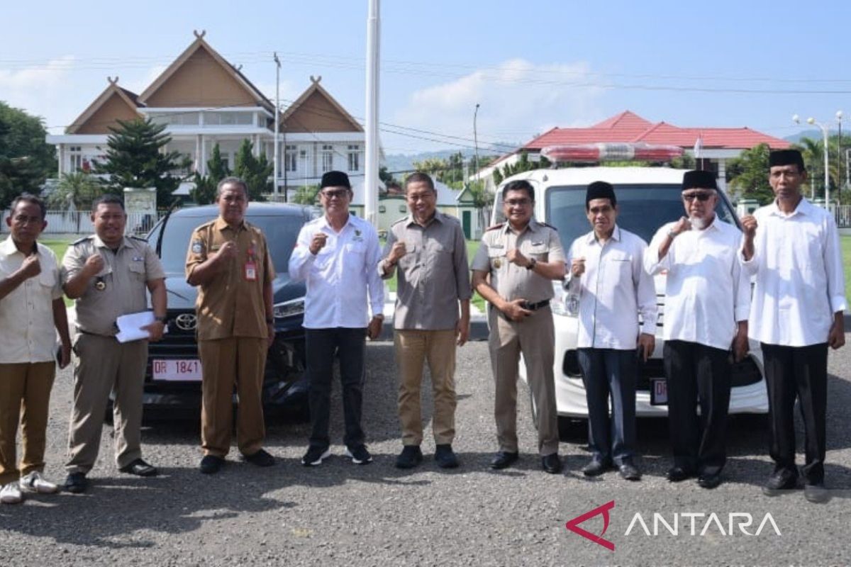 Pj Wali Kota Bima serahkan bantuan mobil dan ambulans