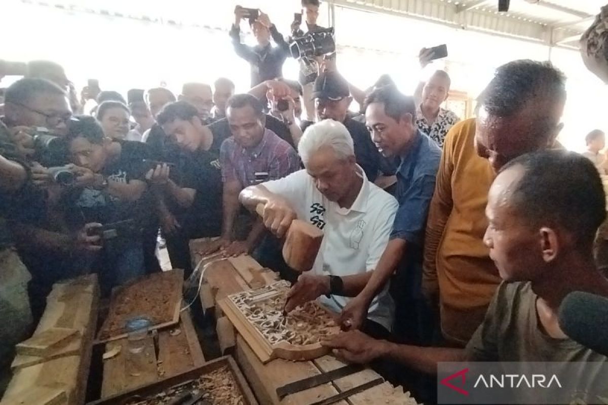 Ganjar kunjungi perajin gebyok ukir di Jepara