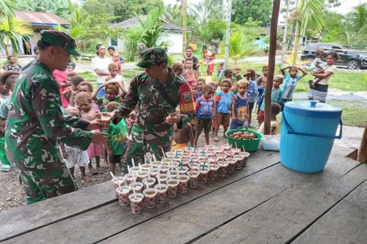 Koramil 1710-07/Mapurujaya beri makanan tambahan anak stunting