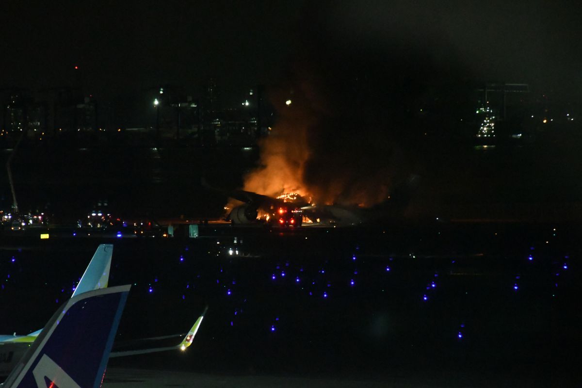 Seluruh penumpang Japan Airlines yang terbakar di Haneda terevakuasi