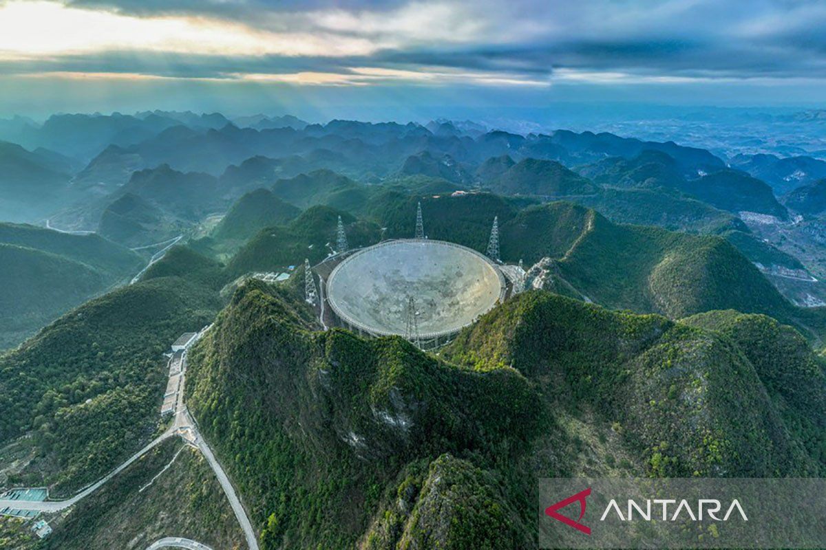 Penggunaan Teleskop FAST China Menghasilkan Temuan Menarik: Cahaya di Gelombang Radio Cepat Melengkung