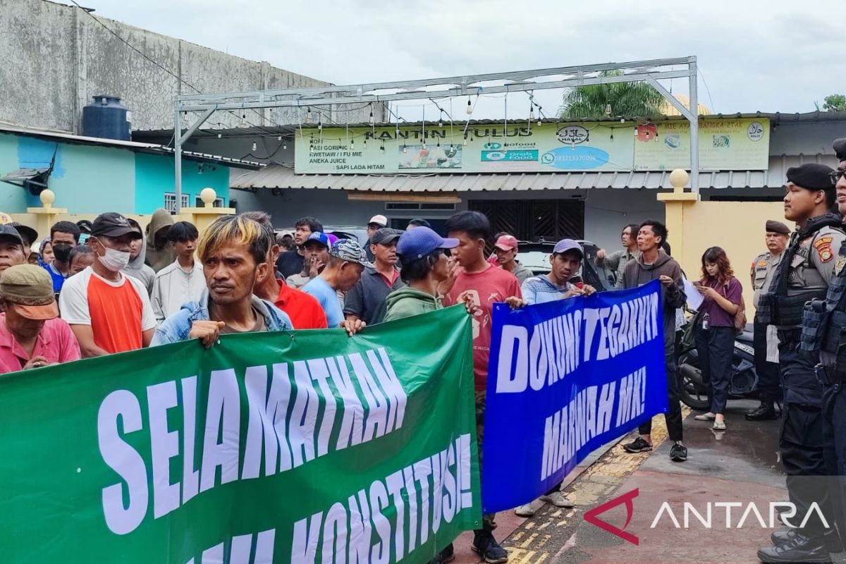 FPK melakukan unjuk rasa di PTUN Jakarta