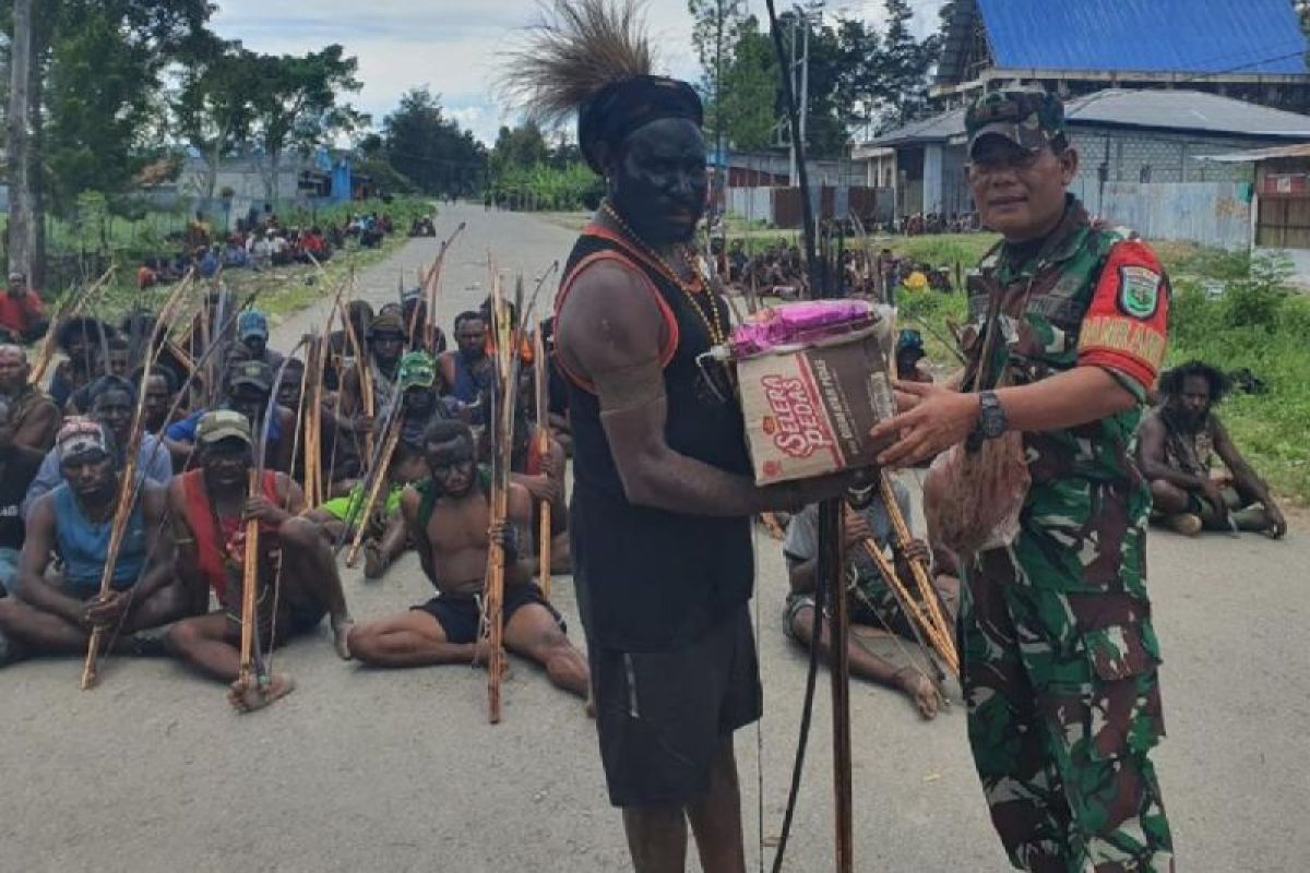 Kodim 1702 Jayawijaya bantu sembako warga Hubikiak yang bertikai