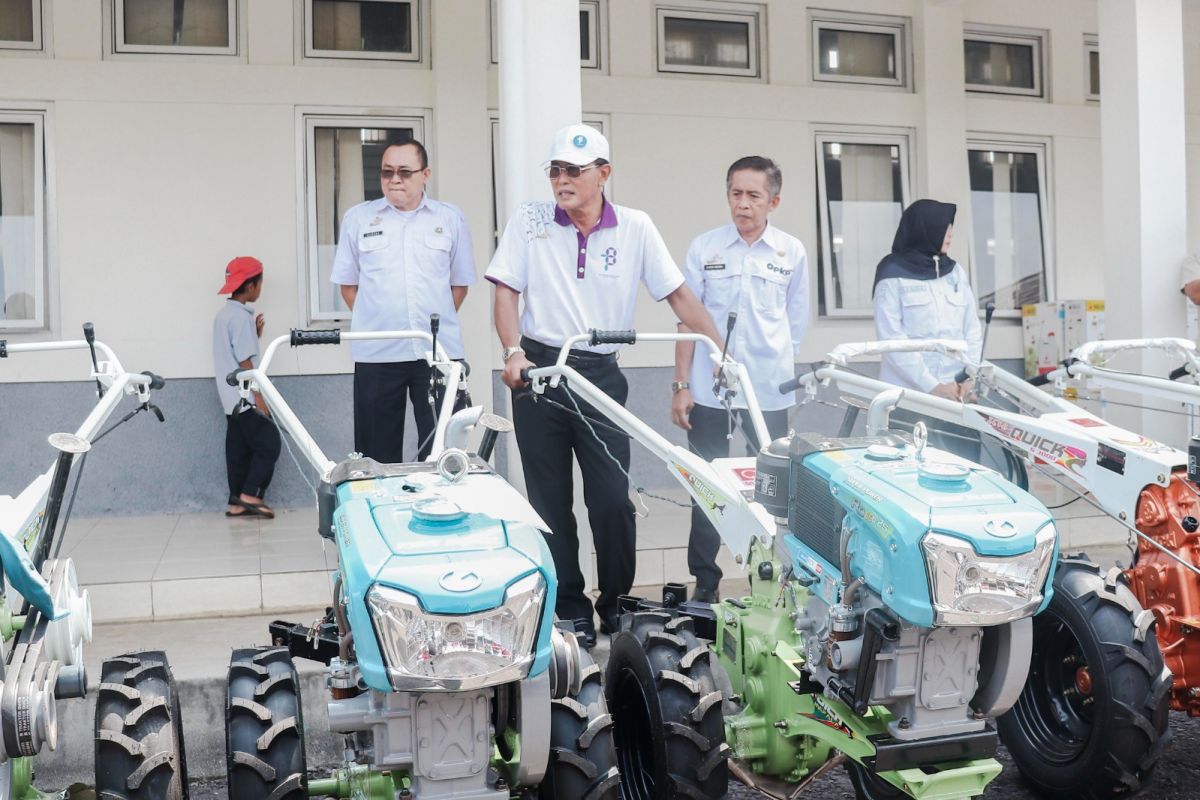 Ciamis Jabar bagikan alat mesin pertanian untuk 40 kelompok tani