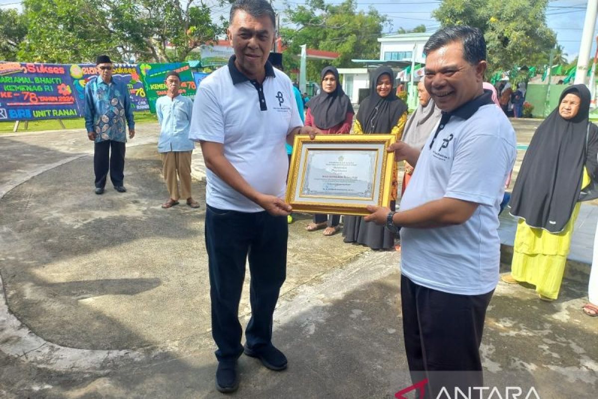 Bupati Natuna terima penghargaan sebagai motivator memakmurkan masjid dari Kementerian Agama Kepri