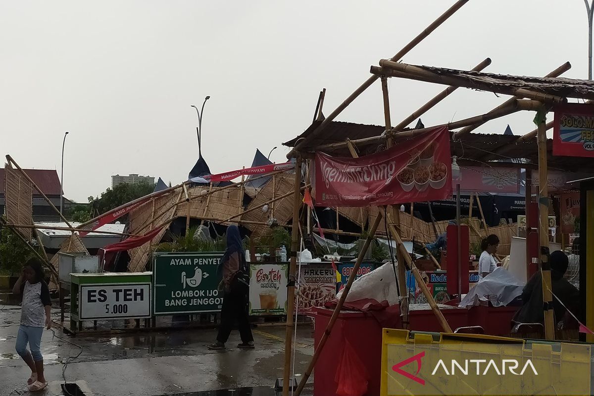 Angin kencang, tenda pedagang di Tirtonadi Solo ambruk