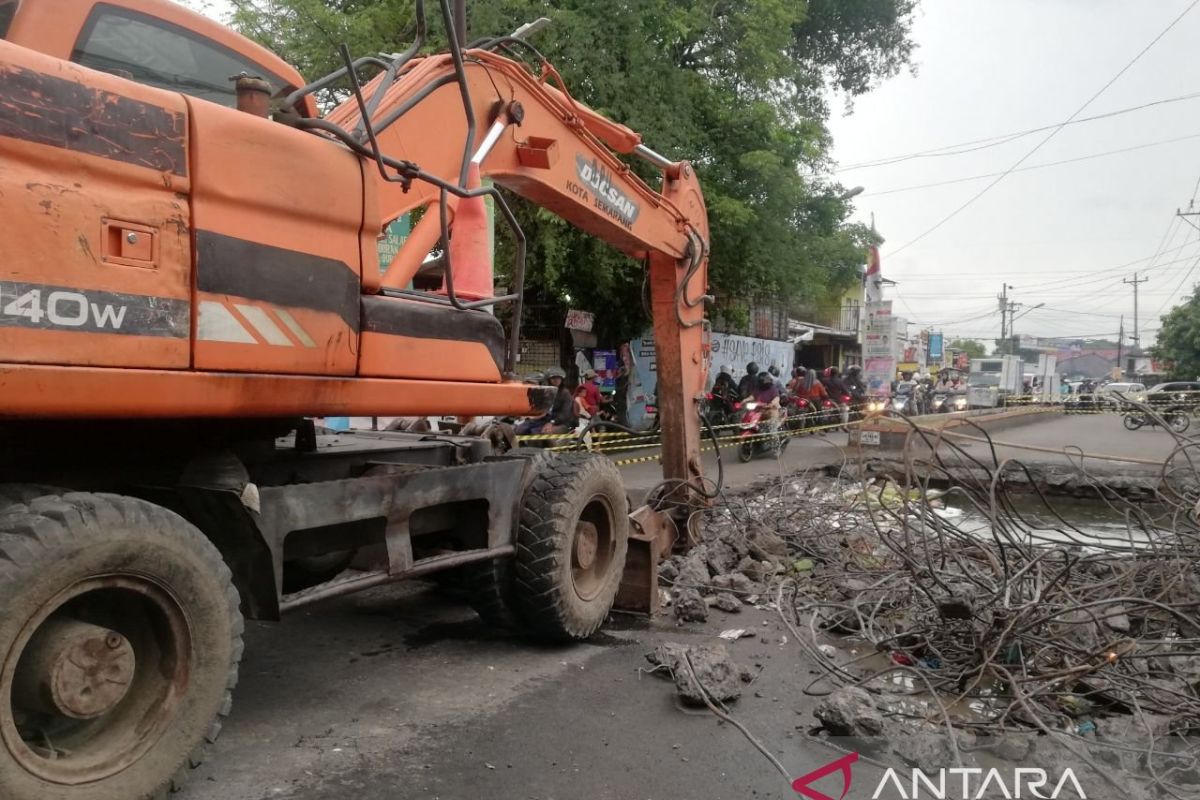 Jembatan Nogososro mulai dibongkar