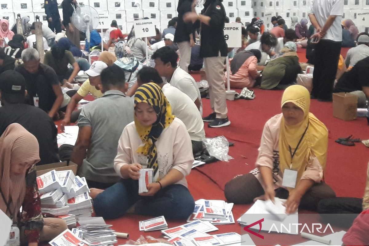 KPU  Temanggung kerahkan 300 orang untuk lipat surat suara